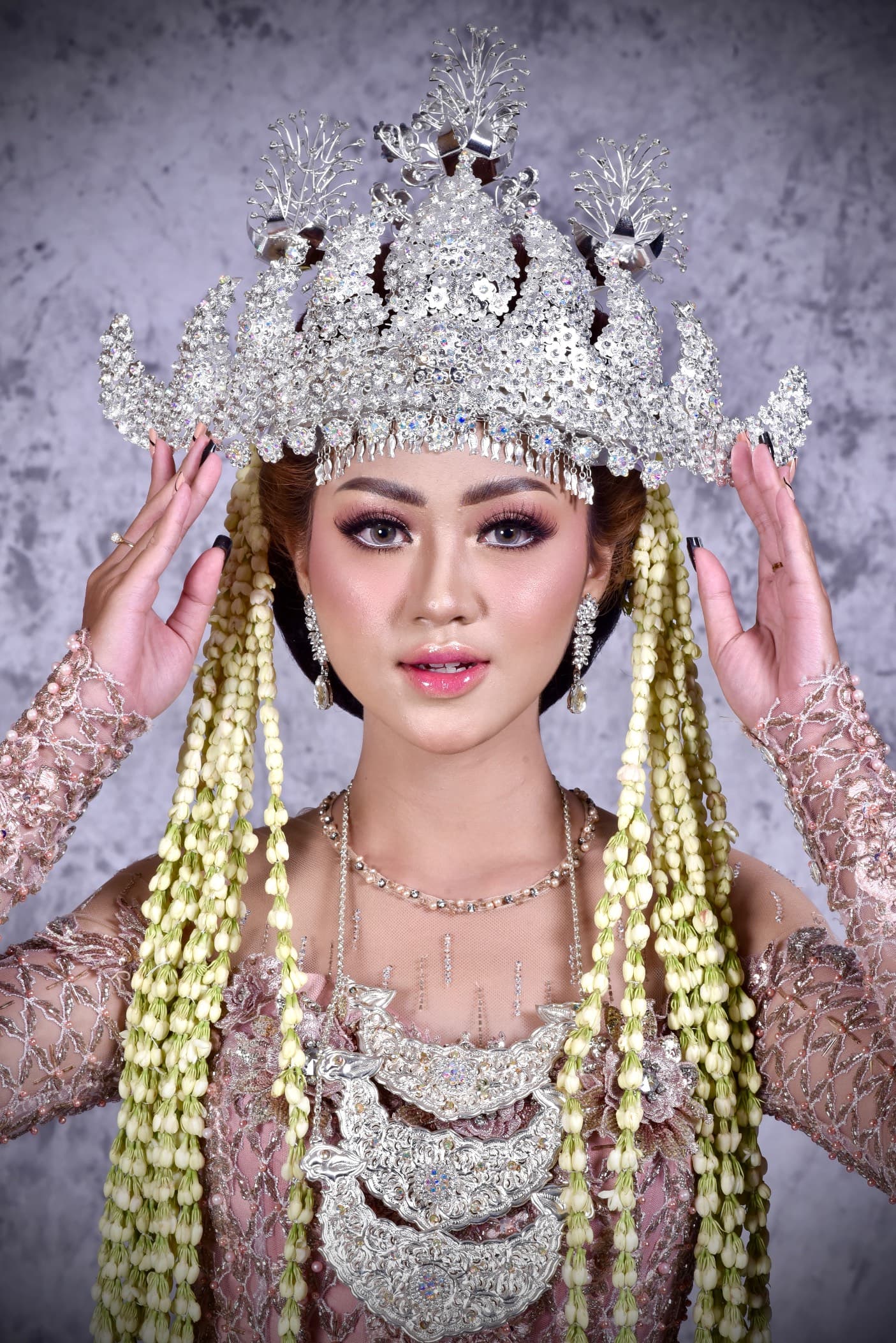 Riasan Adat dan Modern: Cara Menjaga Keseimbangan Look